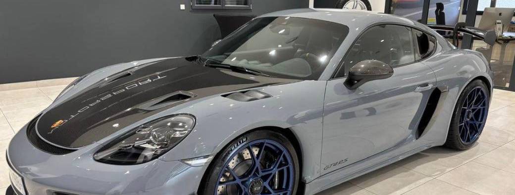 Porsche Cayman GT4 RS gris noir