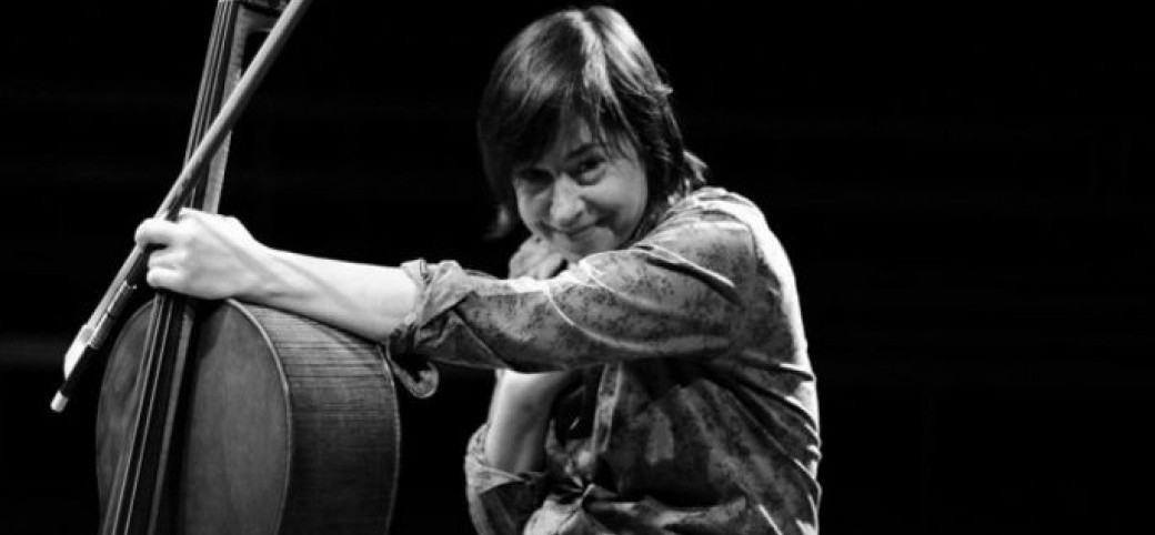 Un violoncelle dans son atelier - portrait
