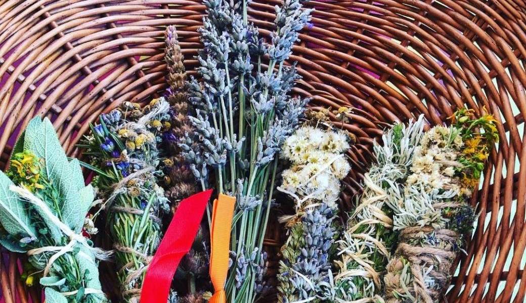 Purifier son lieu de vie avec les bâtons de fumigation aux plantes