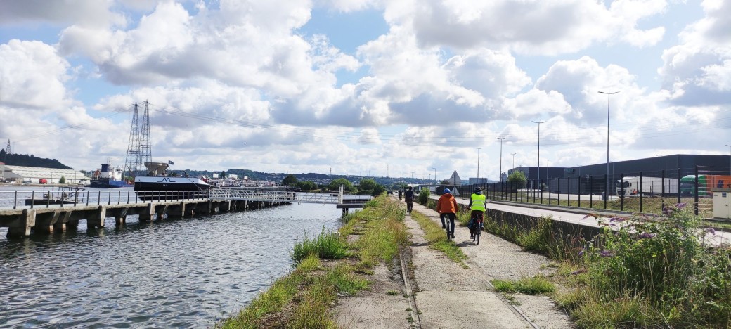 Regarder Le Havre : itinérance à vélo dans le port