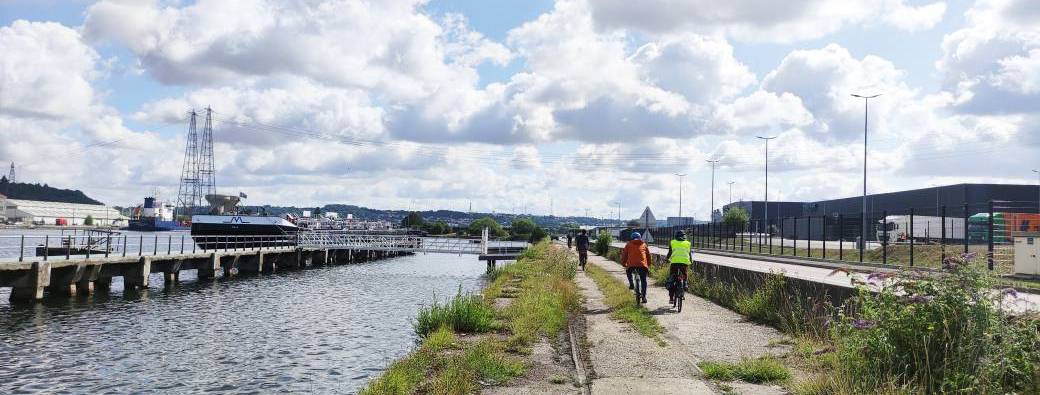 Regarder Le Havre : itinérance à vélo dans le port. 