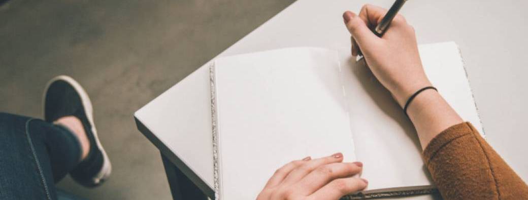 Reprendre confiance à l’écrit grâce à des cours d’orthographe accessibles à tous