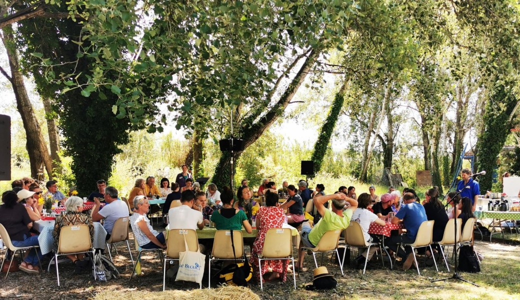 Sur la paille, un banquet