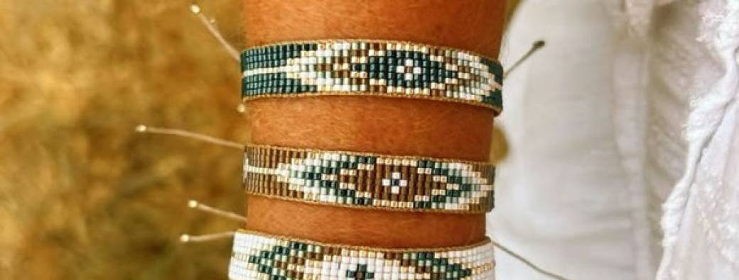 Tissage d'un bracelet au métier à tisser