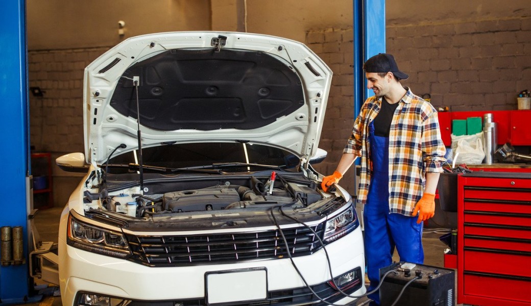 Top Signs You Need a Car Battery Replacement in the UAE