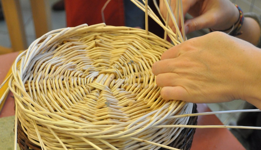 Tresser un panier en osier 