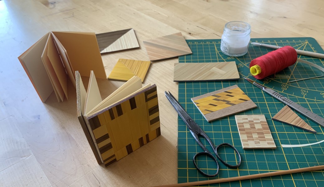Un carnet en marqueterie de récupération