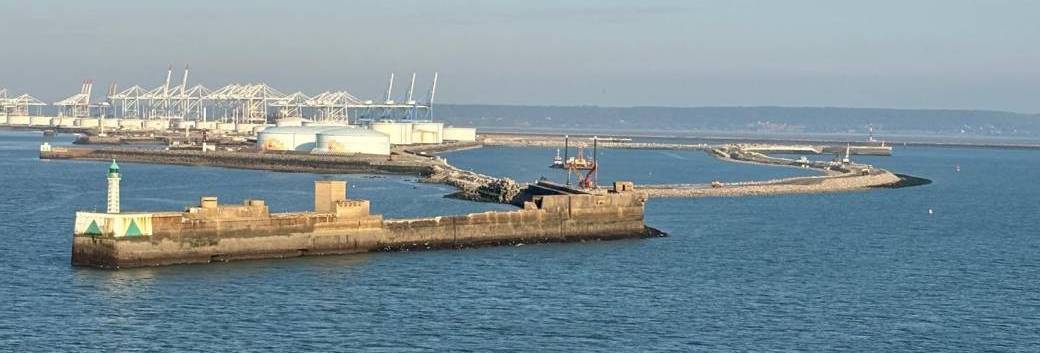 Une digue en pleine mer