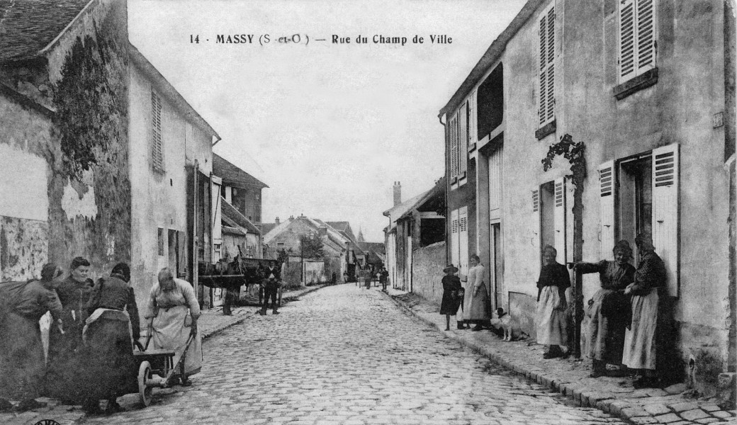 Visite des cours pavées du vieux Massy