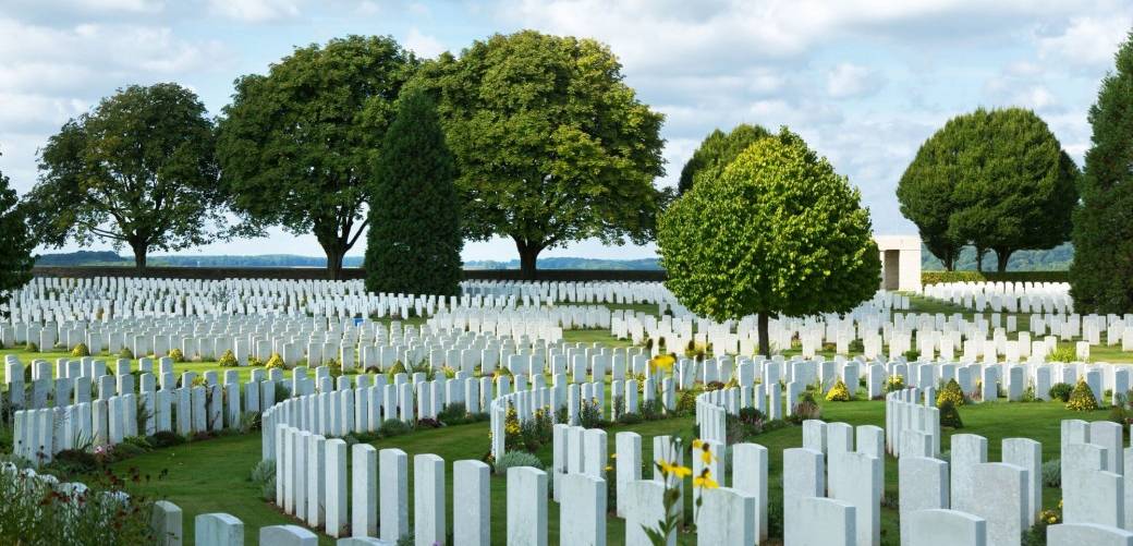 Visite du cimetière britannique du Cabaret Rouge