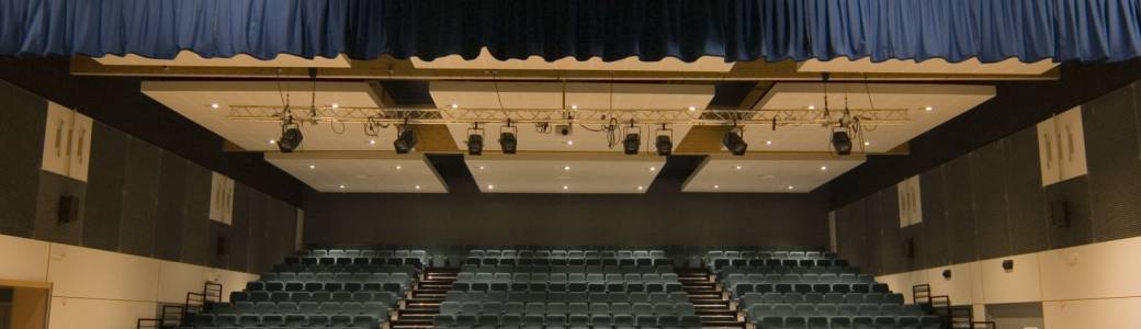 Yacine Belhousse joue son spectacle