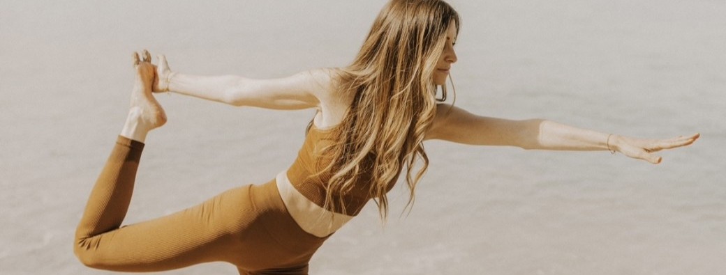 Yoga féminin bord de mer - Fluidité, émotions & ouverture du coeur