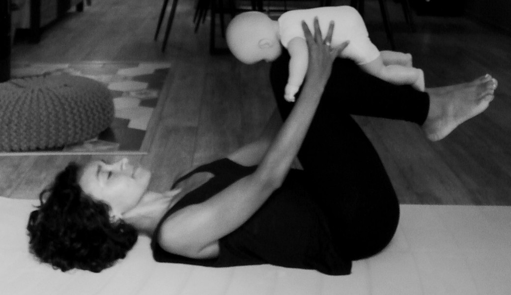 Yoga maman bébé chez Ajna Yoga l'Isle Adam