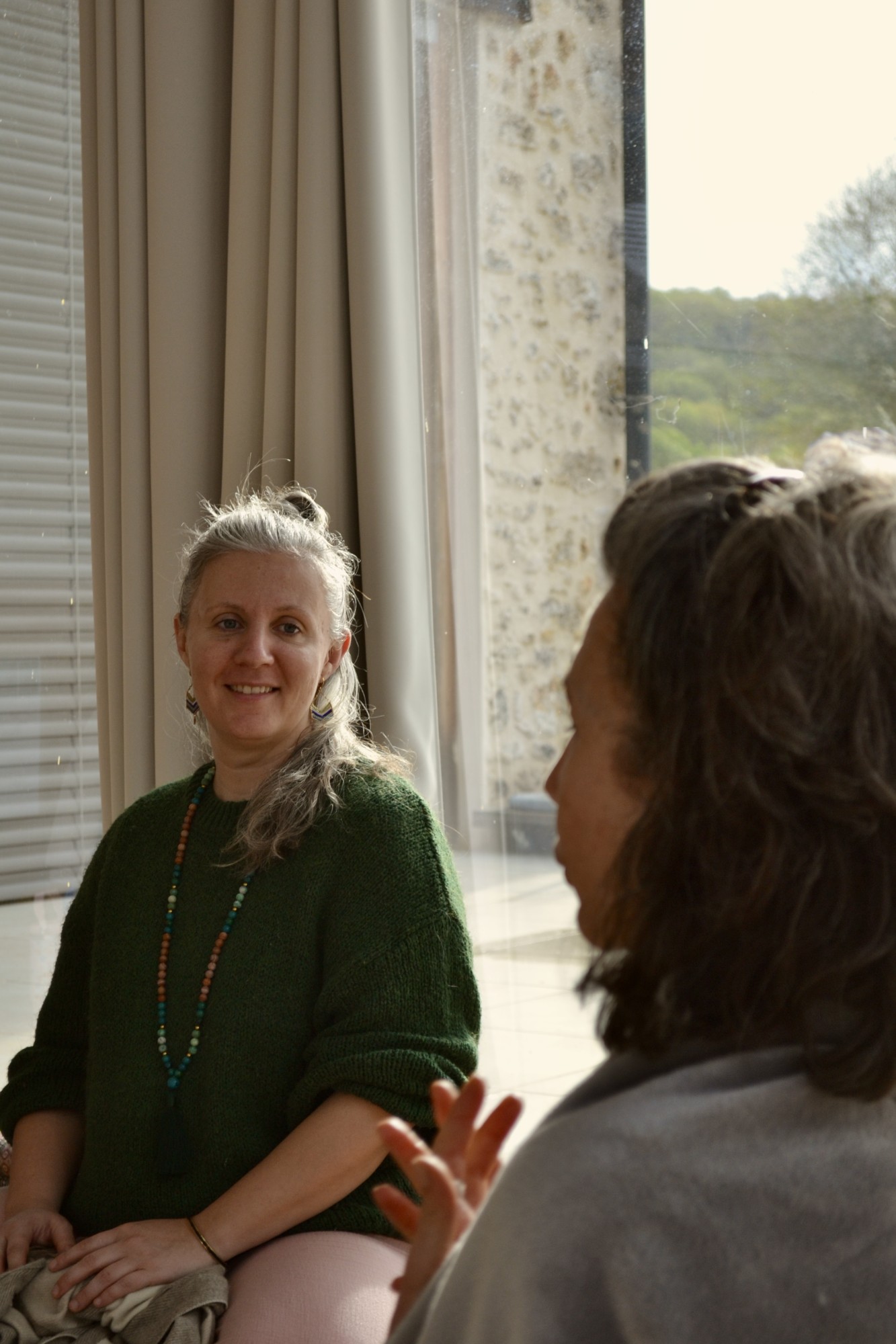 Photo de Anne-Marie Borcoman pendant un cercle lors d'une retraite entre femmes
